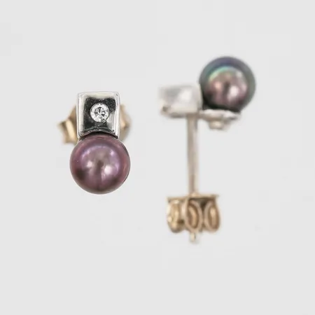 Örhängen med åttkantslipade diamanter 2xca0,01ct, samt odlade pärlor Ø4,5mm, längd 8mm, vitguld, 18K Vikt: 1,7 g