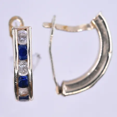Örhängen med blåa och vita stenar längd 17 mm bredd 3 mm 14K. Vikt: 2 g