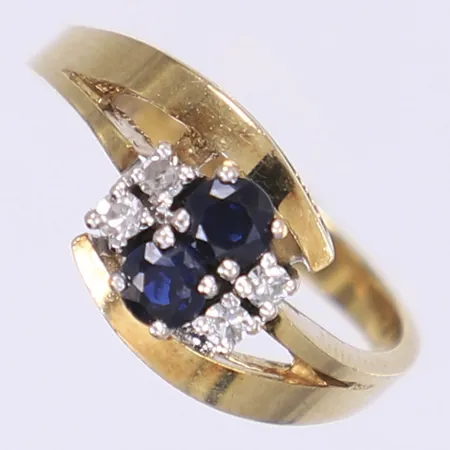 Ring med blå stenar samt diamanter totalt 0,10ctv enligt gravyr stl:17½ bredd 3-10mm 14K Vikt: 4,2 g