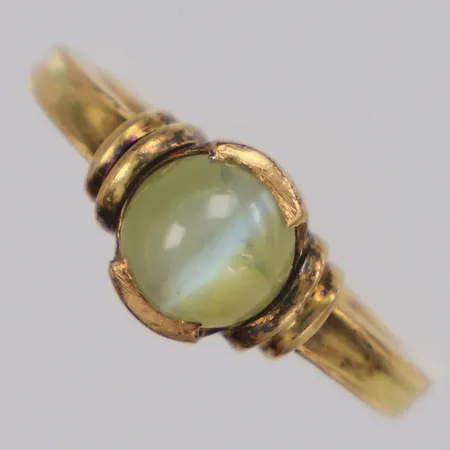 Ring med gränt kattöga möjligen krysoberyll, stl:15½, bredd 7,7mm, 18K Vikt: 3,3 g