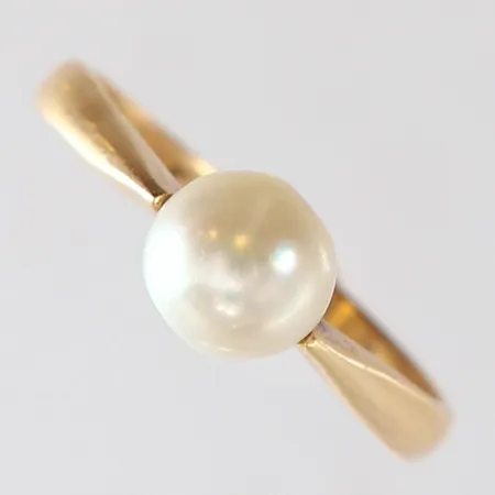 Ring med odlad sötvattenpärla Ø7mm stl:19 bredd 2,8-7mm 18K.  Vikt: 3,1 g