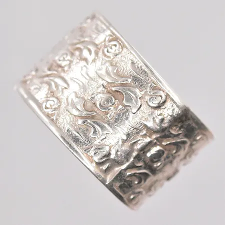 Ring stl:17½ bredd12,5mm tillverkad år 1955 av Janson Guldvaru Ab Victor silver Vikt: 6 g