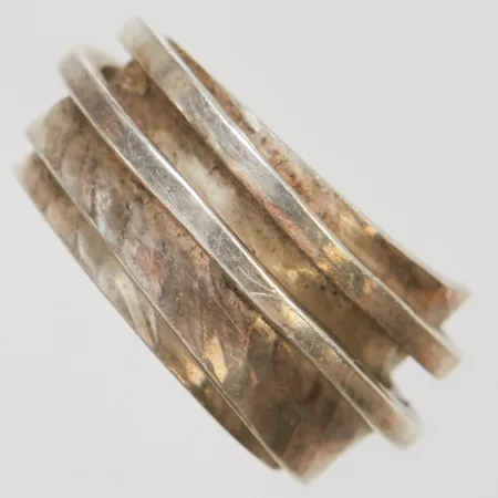 Ring stl:18½, bredd: 10-14mm, silver 925/1000 Vikt: 14,2 g