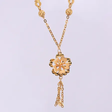 Collier med integrerad blomma, längd ca 43,5cm bredd 1,3-35mm, ojämnheter/bucklor på länk. 22K  Vikt: 6,7 g