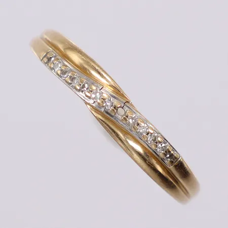 Ring med diamanter 12x ca 0,005ct saknar en sten defekt stl: ca 17½ bredd: ca 1-3mm GHA 18K Vikt: 1,3 g