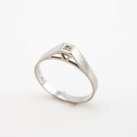 Ring m vit sten, vitguld, stl 16½(51), bredd 3mm, 18k Vikt: 1,7 g
