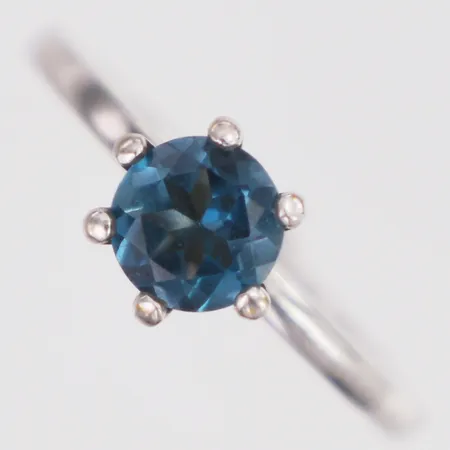 Ring blå sten stl:18, bredd 1,9-8,2mm, vitguld, RBL Stockholm, 18K Vikt: 6,2 g