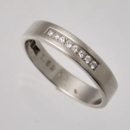 Ring stl:17½ bredd 3,9mm, 8st diamanter ca 0,012ct, 1st diamant chippad, Classic, 18K vitguld, 4,18g.