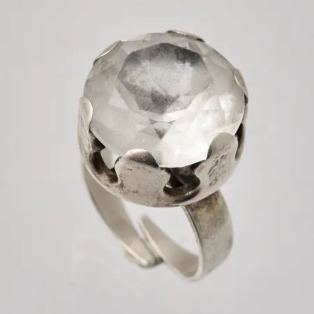 Ring stl:18½ öppen skena, bredd 4,4-18,8mm, 1st vitm sten, silver 830/1000, 8,44g.