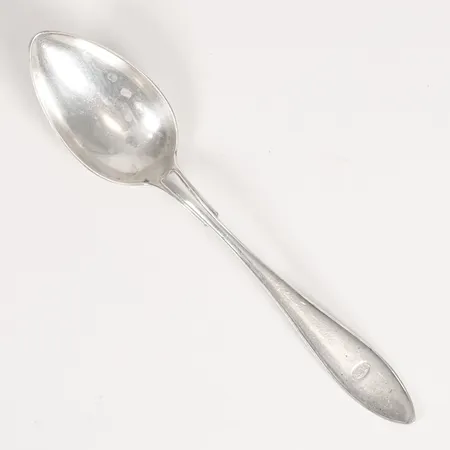 En bordssked modell Svensk spets, längd 189mm, monogramgravyr "A.M.", tillverkad av Gustaf Möllenborg, Stockholm 1908, silver 830/1000 Vikt: 51,6 g