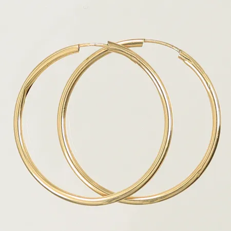 Ett par örhängen Ø28mm, bredd 1,5mm, en knäckt och lite skeva, 14K 0,9g Vikt: 0,9 g