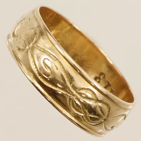 Ring stl:22 bredd 8mm dekor gravyr något skev skena 18K Vikt: 8,3 g