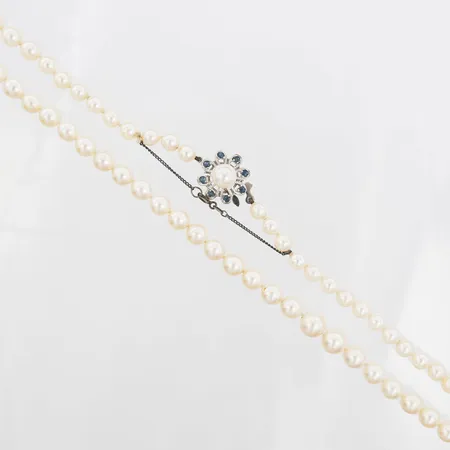Pärlcollier doserat med Akoya saltvattenpärlor, Ø7-8,5mm, längd 93cm, lås med odlad saltvattenpärla Ø8mm och safirer, säkerhetskedja i silver 835/1000, 18K vitguld. Vikt: 58 g