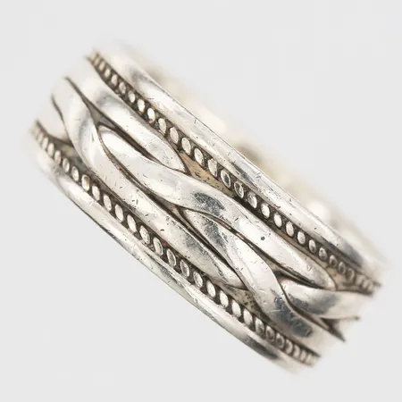 Ring med flätad mönsterdekor, stl: 19¼, bredd 7mm, silver 925/1000 Vikt: 7,1 g