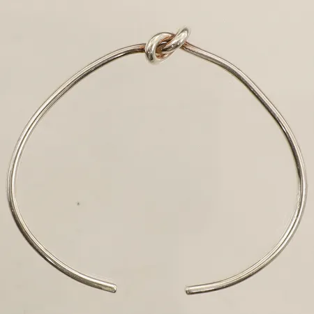 Armband stelt med dekor av knut innermått ca17cm bredd 2,3-7,4mm bucklig GHA silver 925/1000 Vikt: 7,5 g