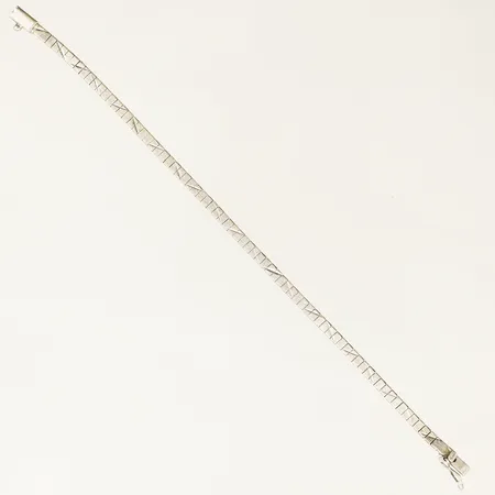 Armband med matterad dekor längd 18cm bredd 3,4mm silver 835/1000 Vikt: 7,1 g