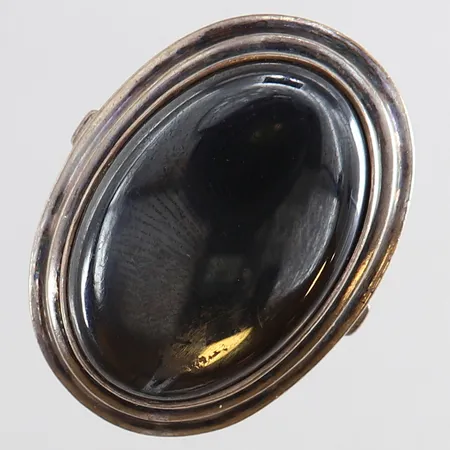 Ring med hematit stl:16¼ bredd 2,5-28,5mm sten med skada Silver 830/1000. Vikt: 9,8 g