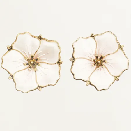Ett par örhängen med blommor i emalj Ø28mm Aksel Holmsen Norne Norge skruvlås, defekt en saknar lås förgyllt silver 800/1000 Vikt: 13 g