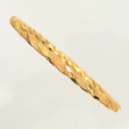 Armring tvinnad med mönster Ø 68mm, bredd 4mm, 22K, 9,2g Vikt: 9,2 g