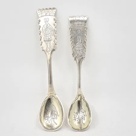 2 Kaffeskedar med motiv längd 10,5-11cm, förgylld skål, 830/1000 Silver Vikt: 24,3 g