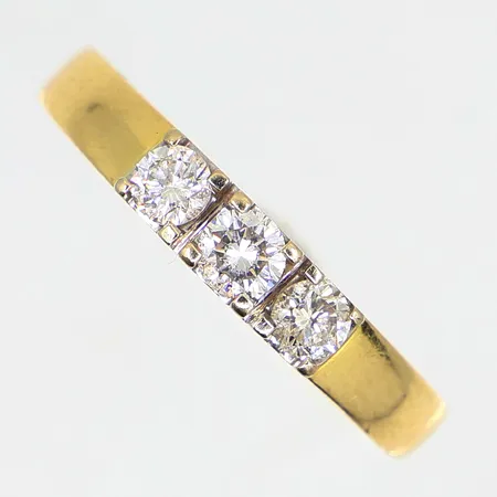 Ring med 3 diamanter 1x0,18 2x0,15ct, ca. W(H)/VS-SI, stl:19½, bredd: 2,7-3,8mm, 18K, Vikt: 5 g