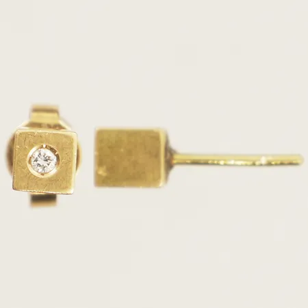 Ett par örhängen med diamanter 0,02ct 4x4mm saknar en snurrebuss 18K Vikt: 2,8 g