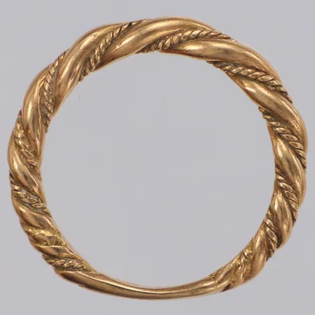 Ring stl:18½, bredd 3,3mm, 18K Vikt: 5,2 g