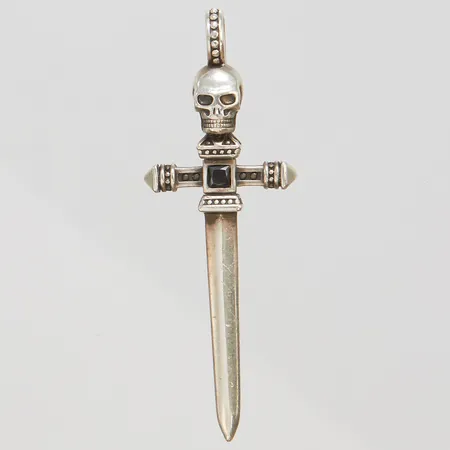 Hänge Thomas Sabo svärd med dödskalle, längd inkl ögla 5cm, bredd 3-17,5mm, svart sten, silver 925/1000 Vikt: 4,9 g