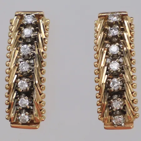 Ett par örhängen med diamanter 14 x ca 0,03ct, tvåtonade, längd 22m, bredd 7mm, omaka snurrebussar varav 1 i rödguld, 18K, böjda stift, örhängen i 14K, bruttovikt: Vikt: 7,3 g