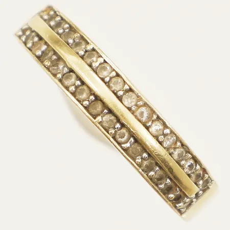 Ring med vita stenar stl:18 bredd4,6mm skev saknar stenar 18K Vikt: 3,4 g