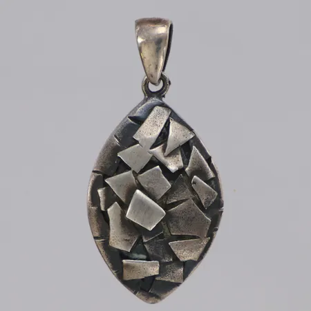 Hänge med dekor i relief, längd ca 40mm, bredd 20mm, 925/1000 silver Vikt: 7,2 g