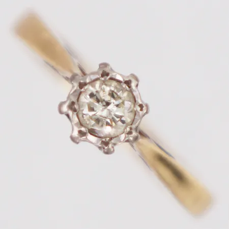 Ring diamant ca 0,23ct ca TCa/SI2 nagg infattad i vitguld stl:17½, bredd 2,2-6,2mm, 18K Vikt: 2,5 g