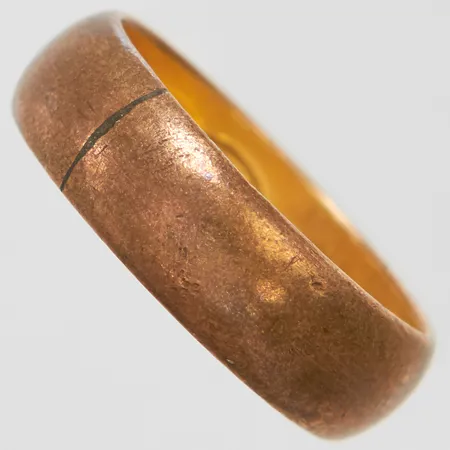 Ring stl18½, bredd 6mm, oädel metall, "äkta fransk gulmetall" Vikt: 0 g