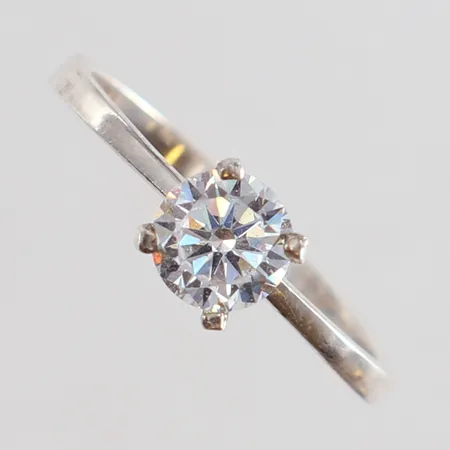 Ring med vit sten stl:18 bredd 2-6mm Silver 925/1000. Vikt: 1,8 g