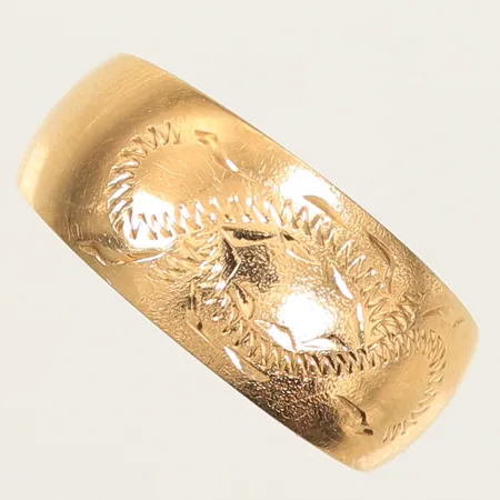 Ring med mönster, stl 18 bredd 5-9mm, stämplad NSE, 18K 2,5g 