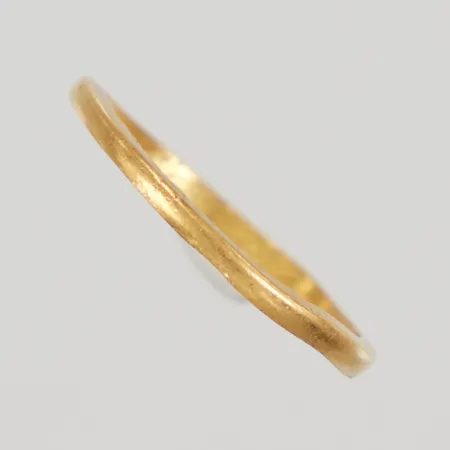 Ring stl:17 bredd 1,5-1,9, skev, vass, gravyr, 23K,  Vikt: 2,3 g