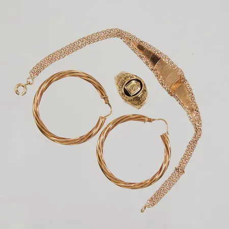 Diverse guld defekt, armband, ring, ett par örhängen, gravyrer, ostämplat 18K Vikt: 16,7 g