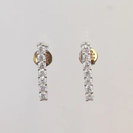 Ett par örhängen med vita stenar 14,5x2mm Silver 925/1000. Vikt: 1 g