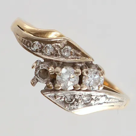 Ring med diamanter 2 x 0,10ct 6 x ca 0,02ct stl:17 bredd 2-8,5mm en diamant saknas tvåfärgat 18K. Vikt: 3,6 g