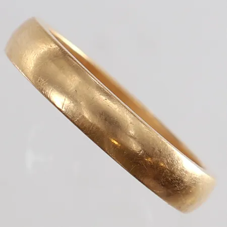 Ring slät stl:20 bredd 4,5mm gravyr 18K. Vikt: 8,6 g