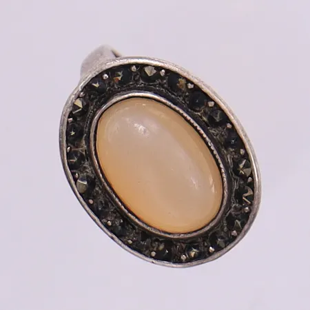 Ring med stenar, stl:17¼ bredd 2-13,8mm, mittsten något lös, silver 830/1000 Vikt: 5 g