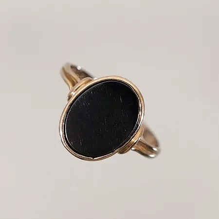 Klackring med hematit stl: 18½ 18k Vikt: 3,1 g