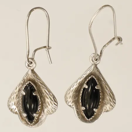 Ett par örhängen med onyxer längd 35mm bredd 13,8mm silver 830/1000 Vikt: 3,4 g
