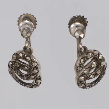 Örhängen med markasiter, längd 18,8mm, skruvmodell, silver 835/1000  Vikt: 2,8 g