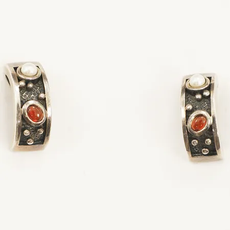 Ett par örhängen med röd sten samt pärla, längd 18mm bredd 7,5mm otydlig signatur silver 925/1000 Vikt: 6,6 g