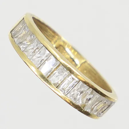 Ring med vita stenar stl:17¾ bredd 4-6mm, tillv. Guldfynd, 18K Bruttovikt: 3,6g 