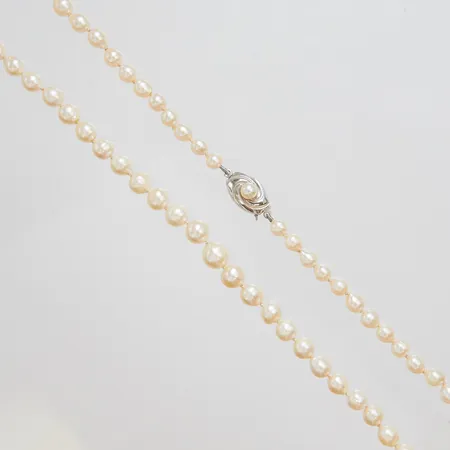 Pärlcollier doserat med odlade pärlor längd 42cm, bredd 5-7,5mm, silver lås, 925/1000, bruttovikt 16,7g Vikt: 16,7 g