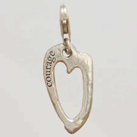 Berlock signerad björg "courage", längd inkl ögla 3,5cm, bredd 13,5mm, silver 925/1000 Vikt: 2,5 g