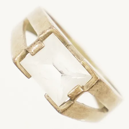 Ring med vit syntetisk spinell stl:18½ bredd 8,5mm silver 830/1000 Vikt: 4,1 g