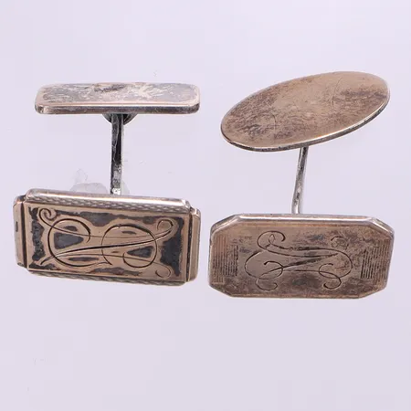 Udda manchettknappar ca 18,4x12,8mm, monogramgravyr, silver 830/1000 Vikt: 8,4 g